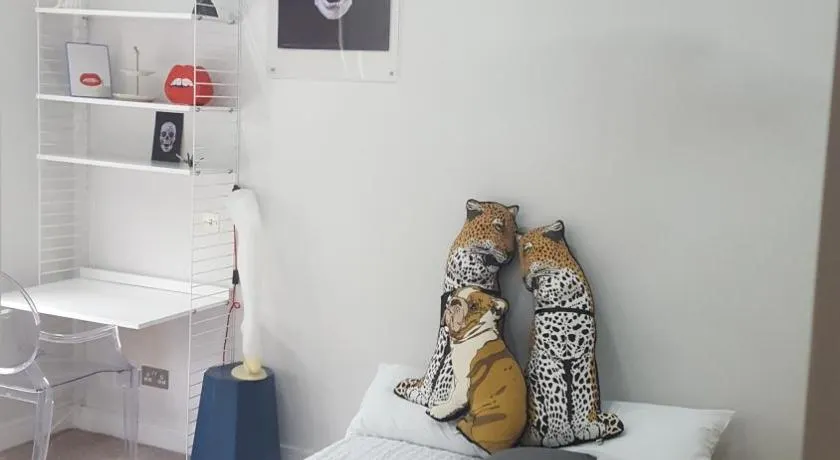 Family Home with fast trains to London Bridge, Victoria, Gatwick and Wimbledon - Image 1