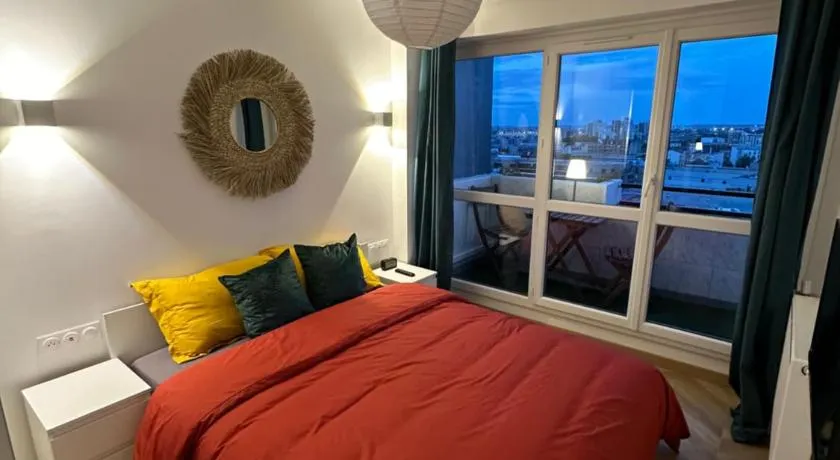 PARIS PANTIN Magnifique Appartement 4 pièces de 108m2 avec 2 PARKING intérieur - très cosy pour 1 à 12 personnes - Entièrement refait à neuf ENTIRE APARTMENT LUXURIOUS AND WARM - PANTIN PARIS 19 ème FREE WIFI GRATUIT - Image 1