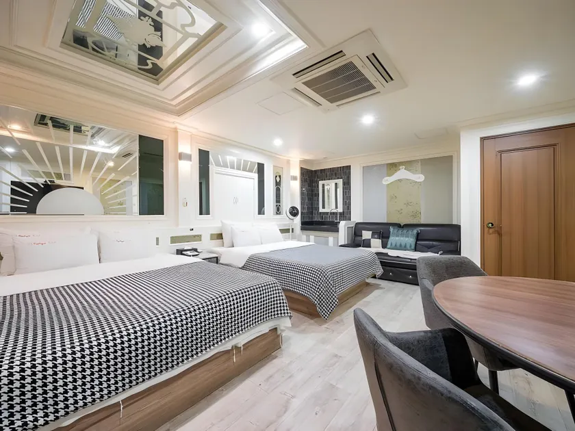 SM Boutique Hotel - Image 1