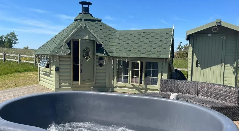 Off GRID Hobbit Hut with Wood Burning Hot tub NO SHOWER - Image 1