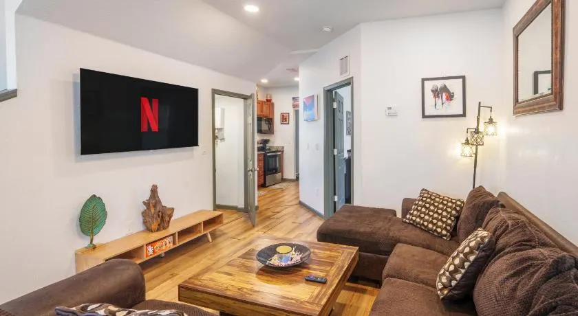 Stylish & Quiet 3BD Sleeps 8 Near Stadium & Downtown - Image 1