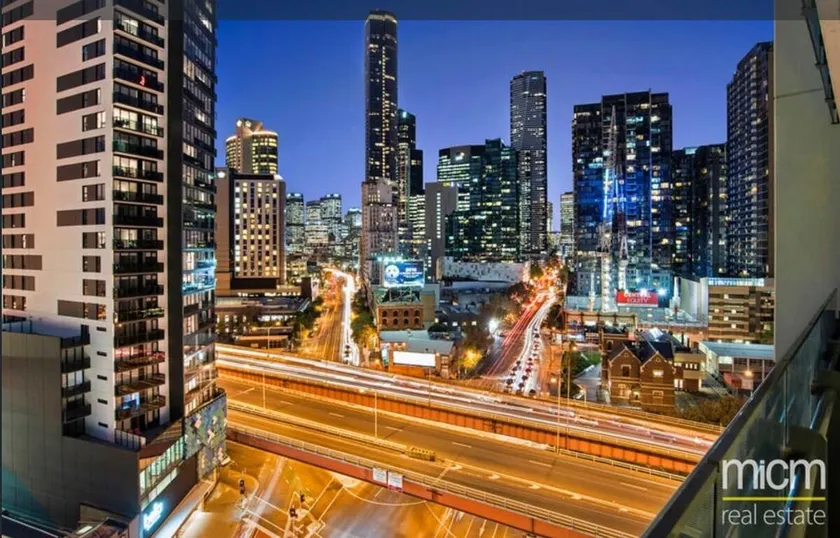 Stunning 3 Bdrm Apt in Southbank with Free Parking - Image 1