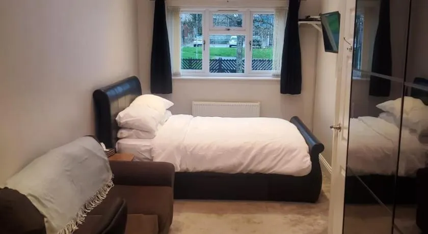 Large Kingsize ensuite in Kingswood, Bristol, BS15 - Image 1