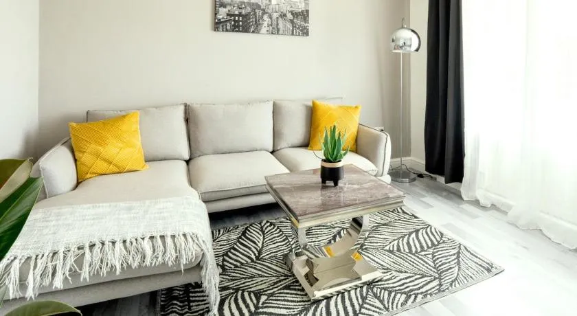 Stunning Lux 3 Bedroom home Priv Parking in Birmingham - Image 1