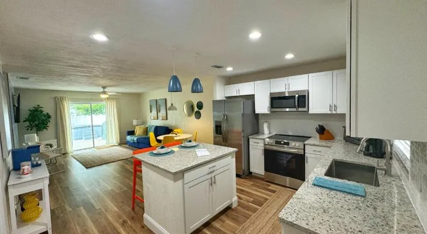 NEW - Amazing Sunshine - Up 6 Guests-Private Backyard - Image 1