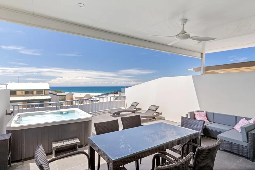Castaways Penthouse Noosa, Beachfront Pool Tennis - Image 1