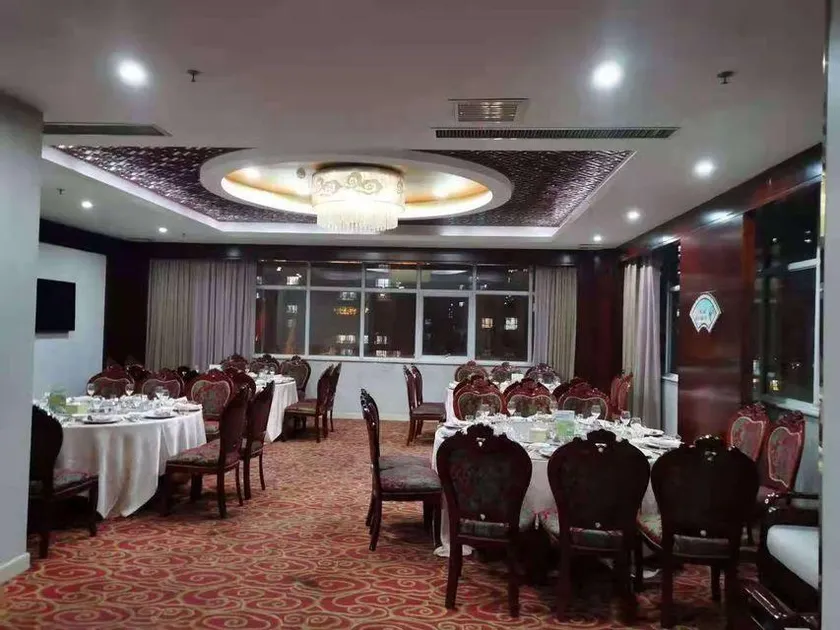 Yuanlong International Hotel - Image 1