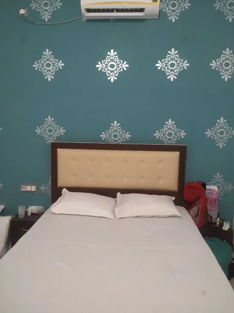 OYO Yadav Restaurant & Family Rooms - Image 1