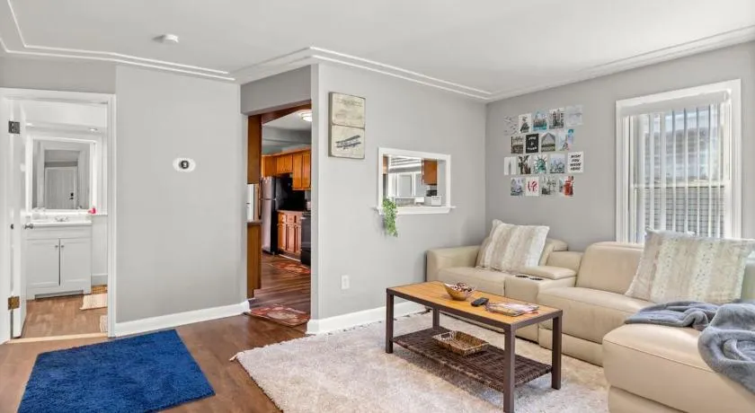 Cozy 3 Bedroom Near Airport And Downtown Detroit - Image 1
