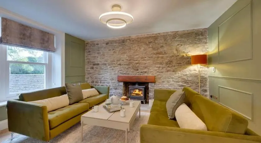 Newly renovated 4 Bedroom Cottage with Wood Burner - Image 1