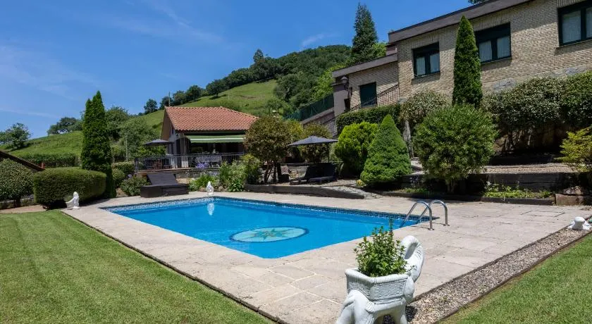 SARREN Villa Pool - Image 1