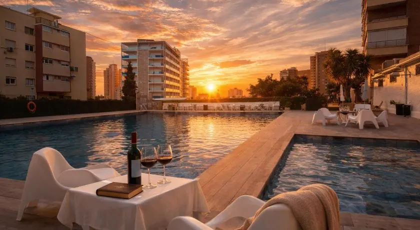 Kalifornia Benidorm Playa Piscina, Terraza Privada y Parking Gratis - Image 1