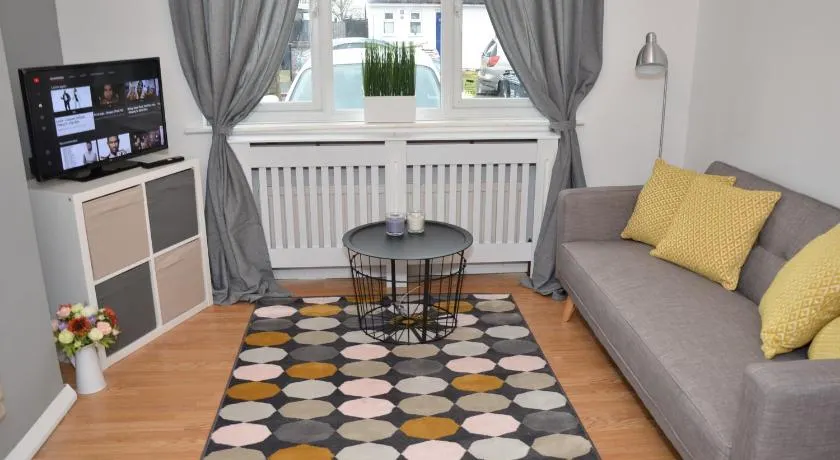 Croydon apartment with parking - Image 1
