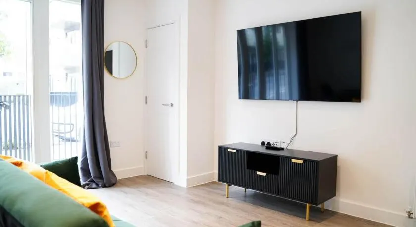 Beautiful Flat 2-Mins away from Rochester Station - Image 1