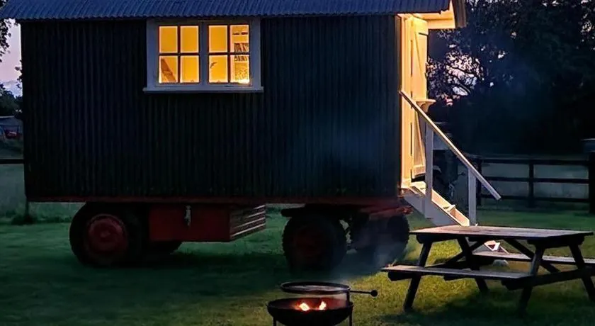 The Delkin Shepherds Huts Castle Combe - Image 1