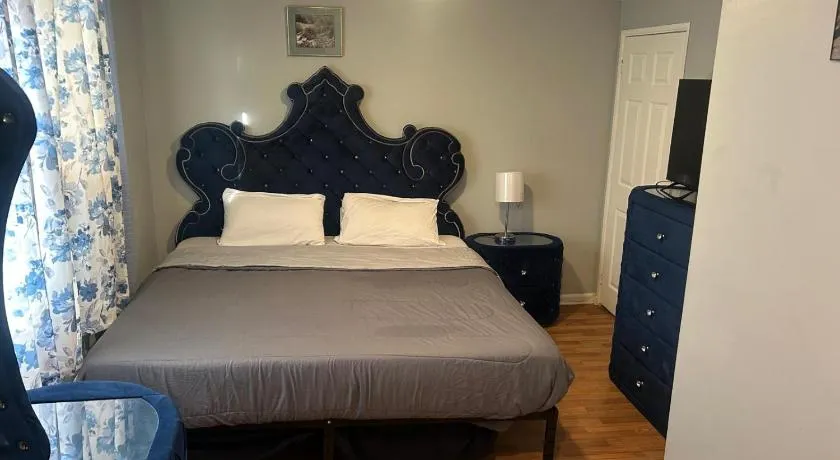 Grove 3- King Bed with Private Bathroom - Image 1