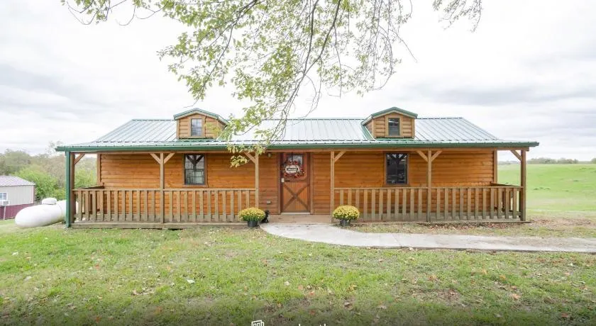 Open Concept Cabin for 2 - Near Ark Encounter! - Image 1