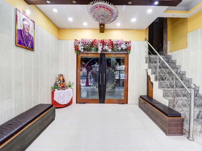 OYO 37406 Maha Roopa Palace - Image 1