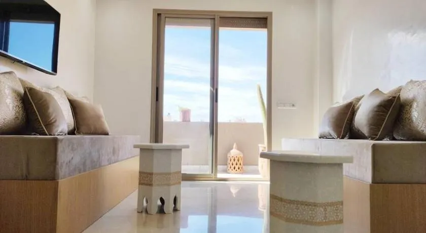Plein centre Marrakech, grand balcon filant - Image 1