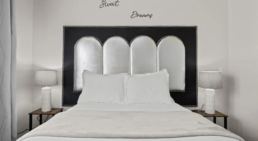 Chic & Cozy Room, Unique Design, Shared Amenities Near CofI and Lake Lowell - Image 1