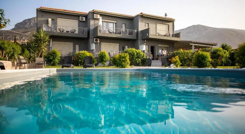 Isola Apartments - Image 1
