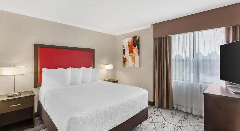 Best Western Plus Rose City Suites - Image 1
