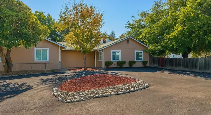 Central Sac Gem - Near DT & Cal Expo, Free Parking, Unit B - Image 1