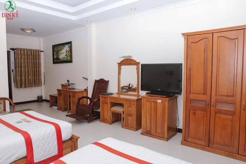 Khách sạn Dìn Ký Cổng Chào Bình Dương - Image 1
