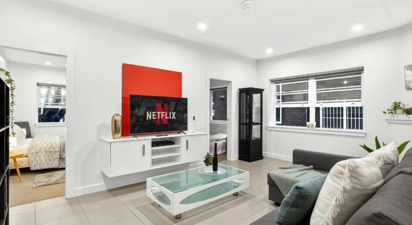 Bondi Art Deco Apartment with Jacuzzi Bath - Image 1