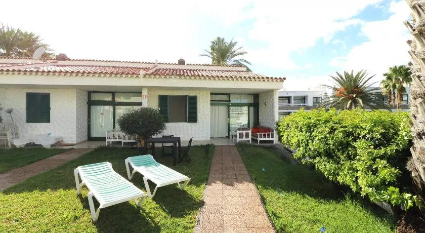 Amplio Bungalow con Piscina climatizada cerca del Yumbo y a pasos de Playa del Inglés - Image 1