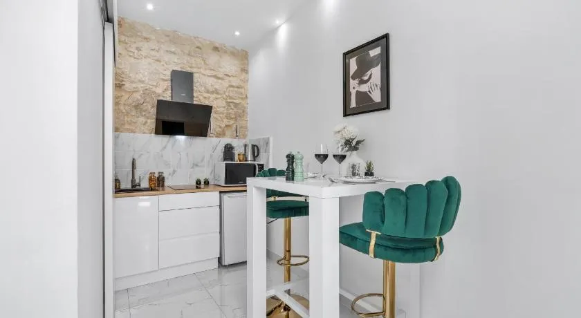 Terrace - City Center - Beach - Air conditioning - WiFi - Tram - Equipped Kitchen - Quiet - Image 1