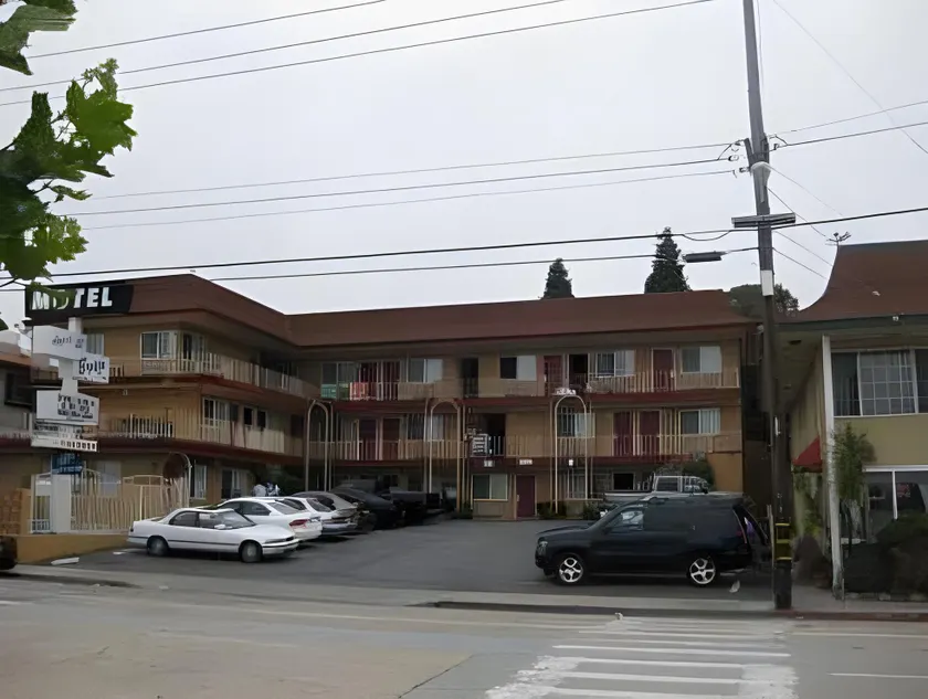 Aqua Breeze Inn - Image 1