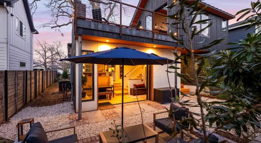 Skylight Social House with Fire Pit near Rainey St - Image 1