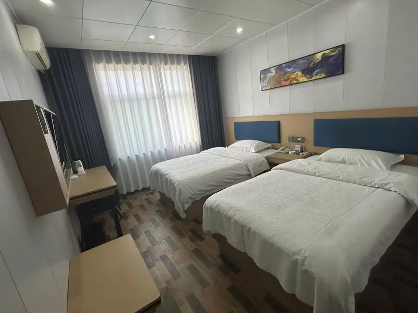 Longshan Business Hotel - Image 1