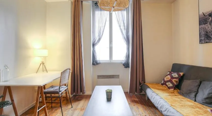 Charming with balcony in the heart of the 7th - Image 1