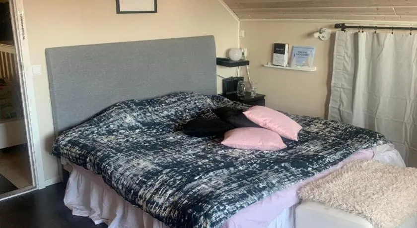 Comfy Cozy Room in beautiful home - Image 1