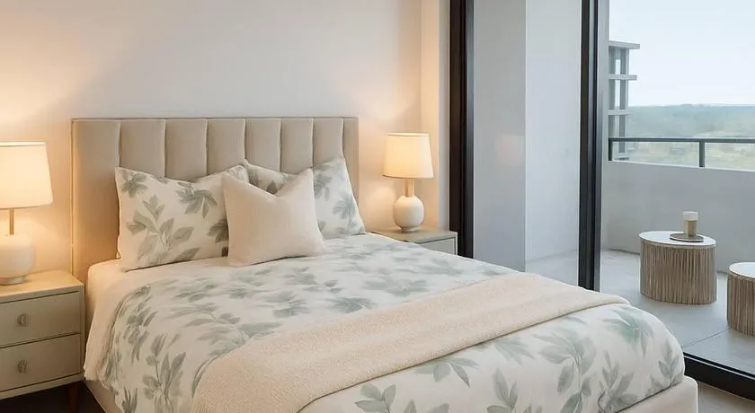 Milton Oasis level 16- Luxury Apt near Milton Station - Image 1