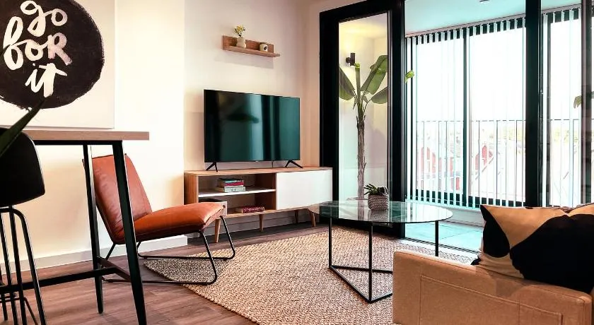 Spacious 1-Bedroom Apartment near Kew Gardens with Balcony & Parking - Image 1