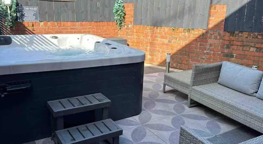 Town center cottage with Hot tub - Image 1