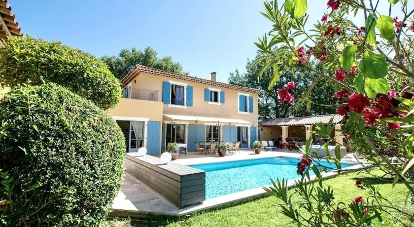Évasion Provençale : Villa Élégante pour 10 Personnes - Image 1