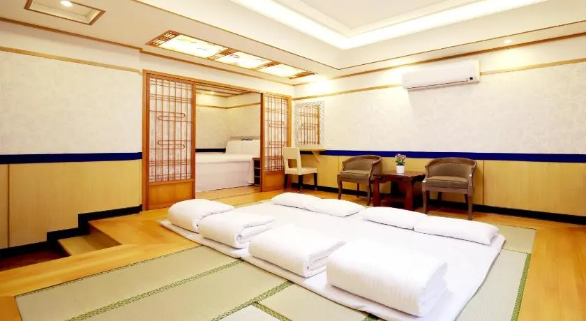 Phoenix Pavilion Hot Spring Hotel - Image 1