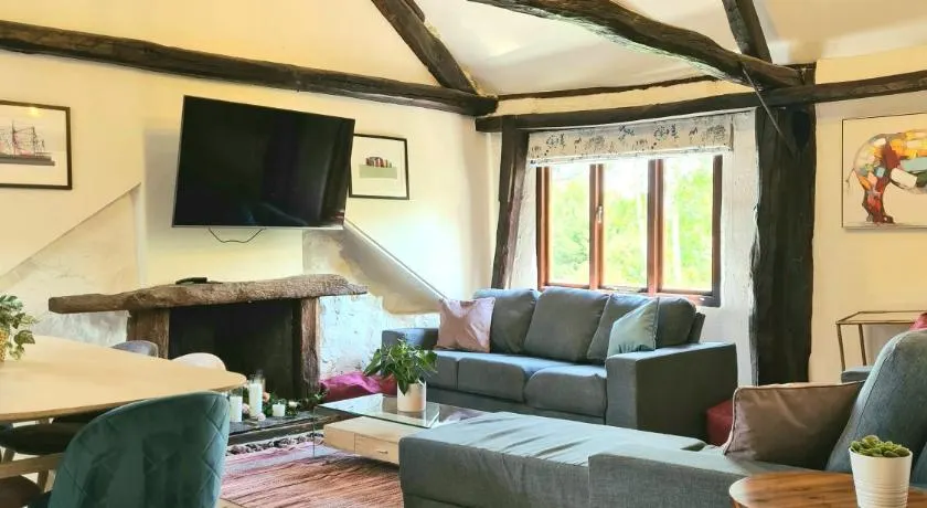 Historic Property with Stunning Views (Walk to the pub) - Image 1