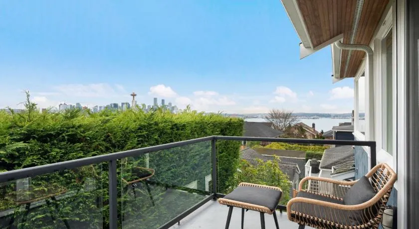 3BR 3BA Kerry Park Retreat in Queen Anne - Image 1