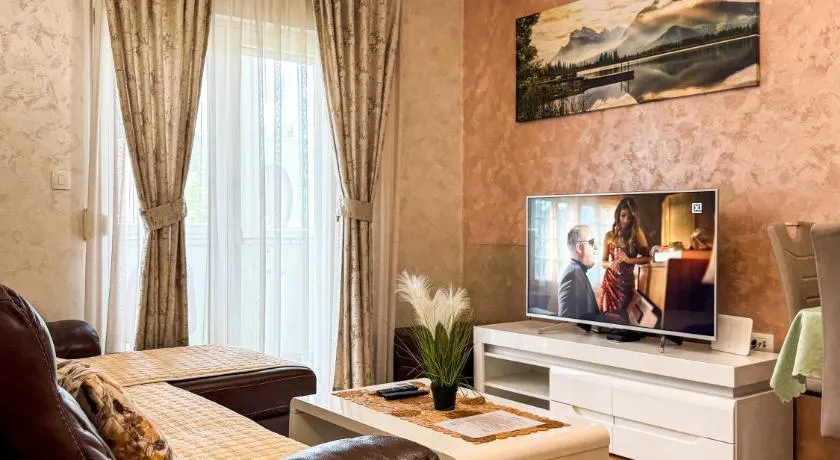 Lux Deluxe Apartment - Image 1