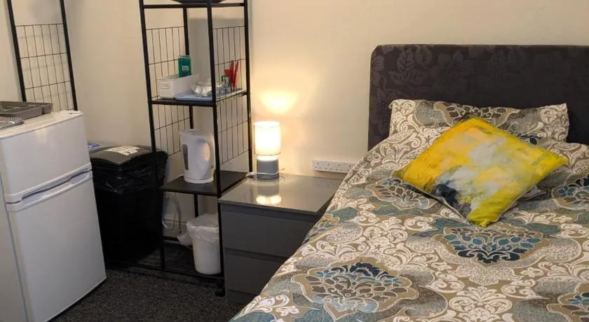Kettering Town Double Rooms with TV Ideal Professional workers for longer stays Shared bathroom kitchen & Lounge - Image 1