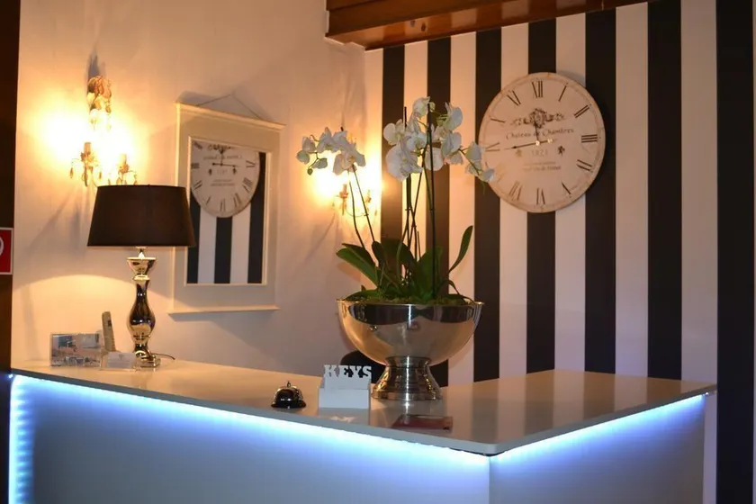 Private Rooms with Free Parking & 24h Self Check-in - Image 1