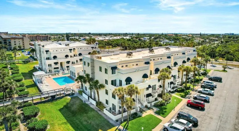 Appartement en copropriété avec terrasse, barbecue et jacuzzi | Vue jardin - Image 1