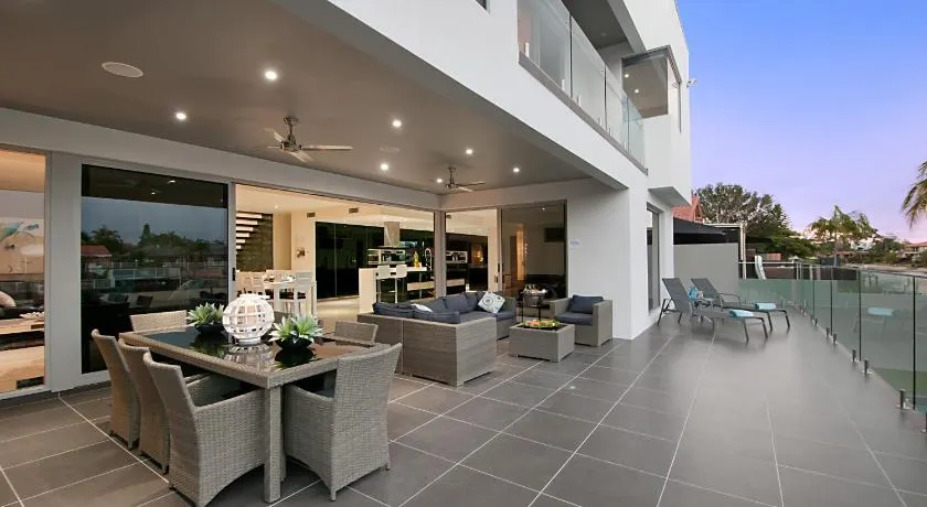 ELITE HOLIDAY HOMES - WATERFRONT SPLENDOR - Image 1