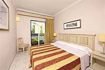 Viva Menorca Aparthotel - Image 1