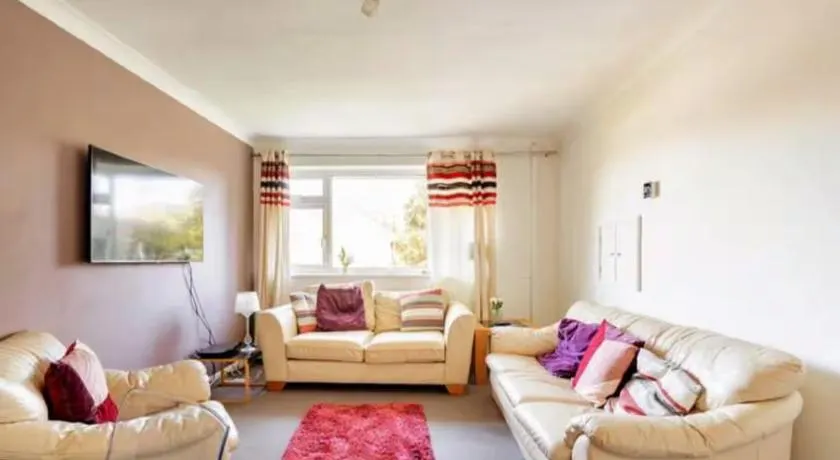 A Home from Home -2 Bed Flat & Free Driveway Parking - Image 1